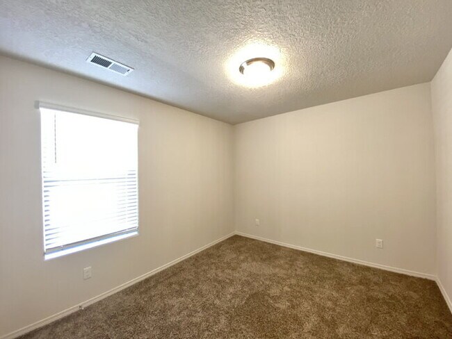 Building Photo - Enchanted Hills - 3BR/2Bath/Backyard Mountantain Views