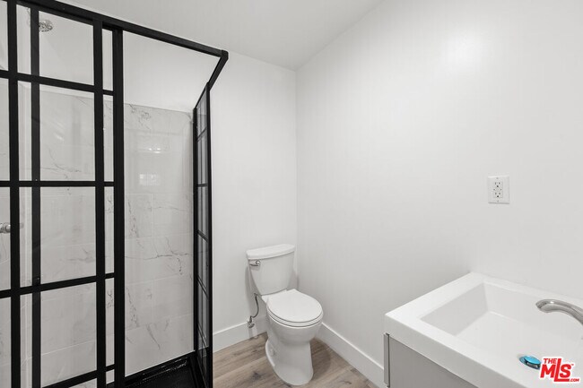 Building Photo - 739 Westbourne Dr