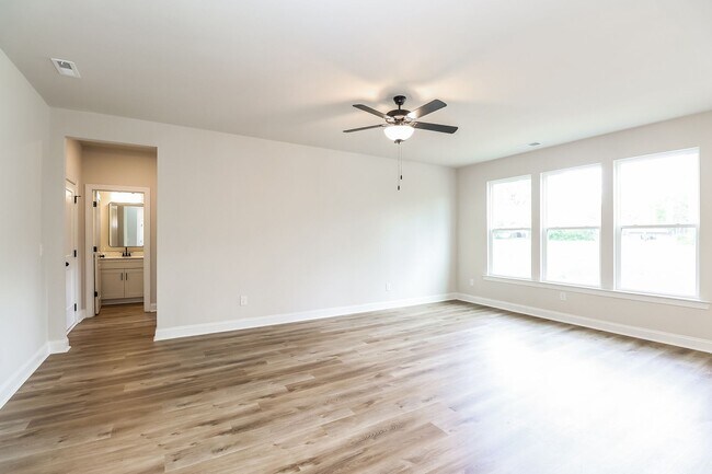 Building Photo - Beautiful 4BR 2.5BA Home w/ Full Appliance Kitchen • Garage Parking •