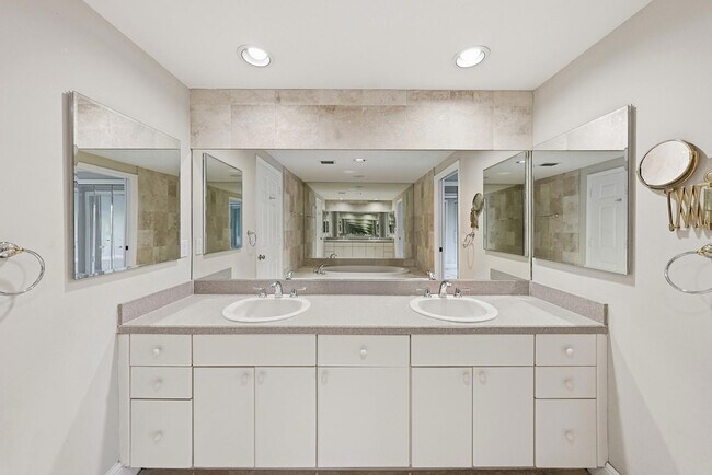 Building Photo - 6204 Paradise Point Dr