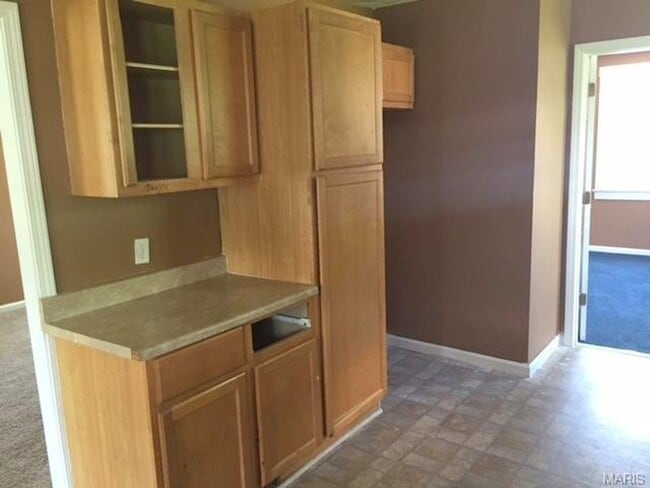 Building Photo - New Renovation!!!2 bedroom bungalow, deck, huge yard, Hancock schools