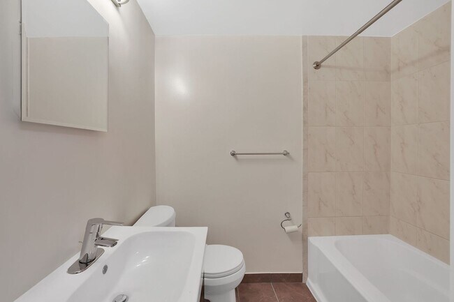 Building Photo - Charming 2-Bedroom Condo in Prime Capitol ...
