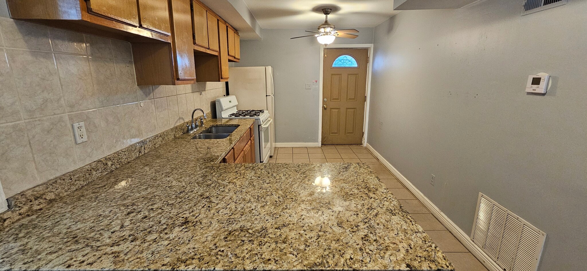 Building Photo - 2444 W Homer St