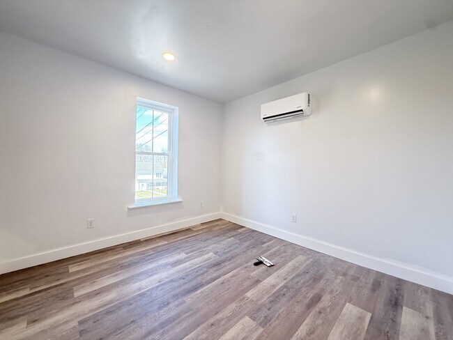 Building Photo - 272 River Rd