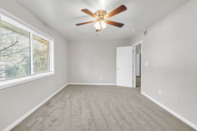 Building Photo - 1621 Line Cir