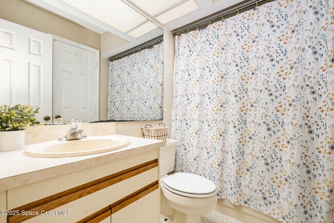 Building Photo - 1089 Country Club Dr