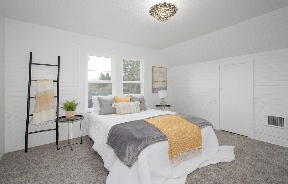 main bedroom - 2285 SW Briggs Rd