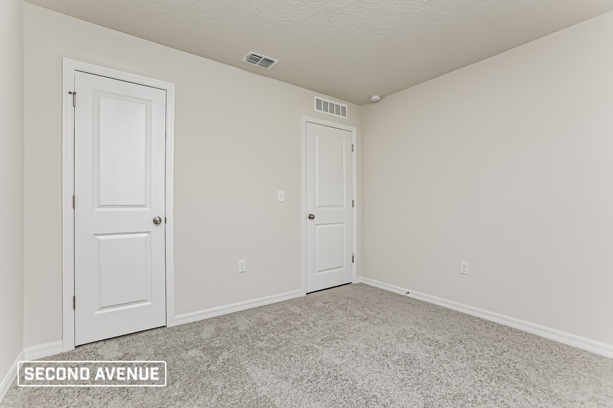 Building Photo - 9470 N Paradisea Dr