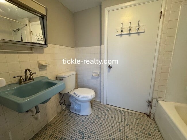 Building Photo - 3 Bedroom - Single Family Home!