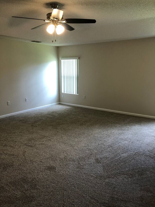 Building Photo - Large 5 Bedroom, 3 Bathroom Single Family Home