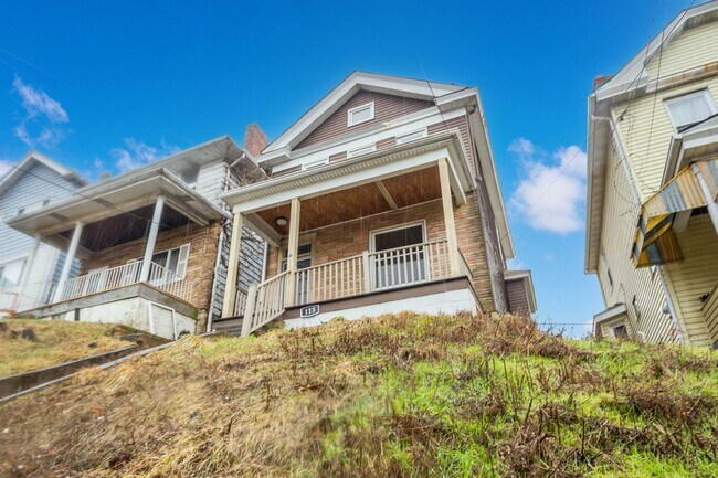 Building Photo - Stunning 4 Bedroom home in Carrick available May 15!