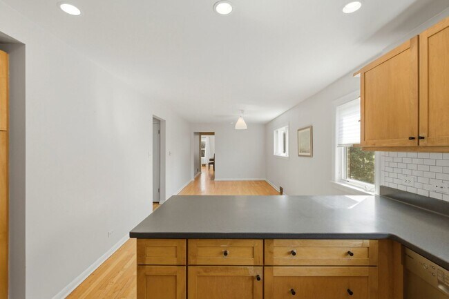 Building Photo - 556 Barton Ave