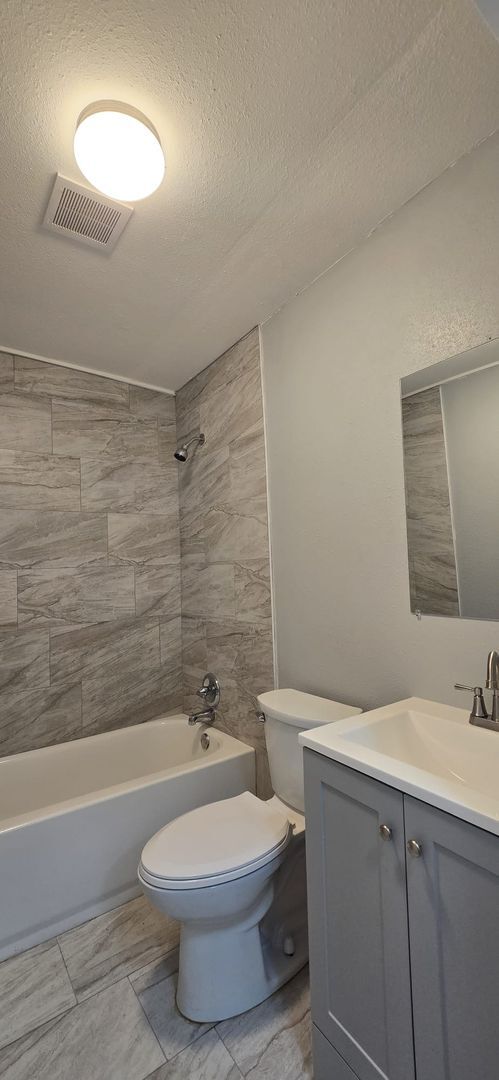 Building Photo - Renovated 4/2 Close to Busch Gardens and M...