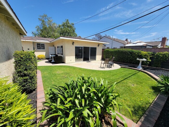 Building Photo - SPACIOUS 3BD/2BA WITH GARAGE, LAUNDRY AND ...