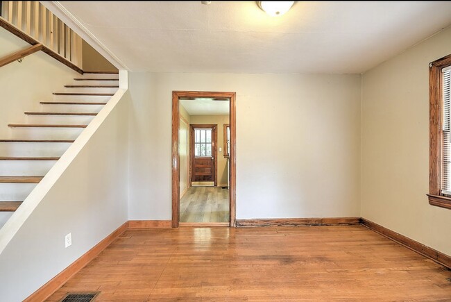 Building Photo - 401 Hillcrest Dr