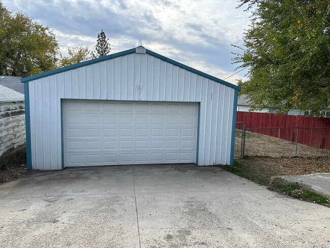 Building Photo - 3 Bed 1 Bath Shadle Park Home - Large Garage