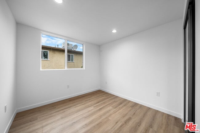 Building Photo - 1535-1534 N Kingsley Dr