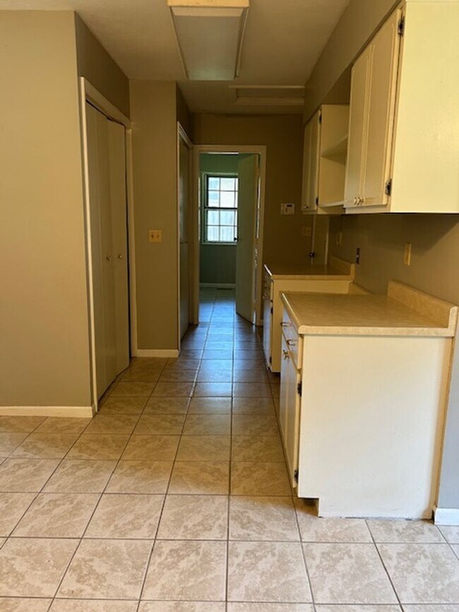 Building Photo - 2500 sq. ft. 4 Bedroom Ranch Home w/Large ...