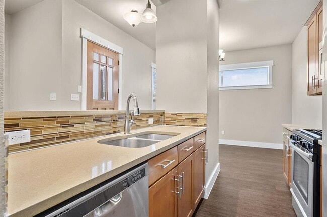 Building Photo - 1700 Cedar Bend Dr