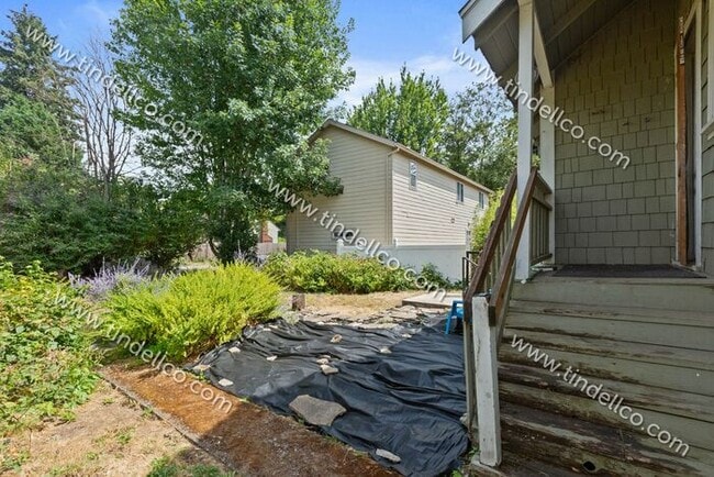 Building Photo - Pet FRIENDLY 4 bedroom 2 bathroom home loc...