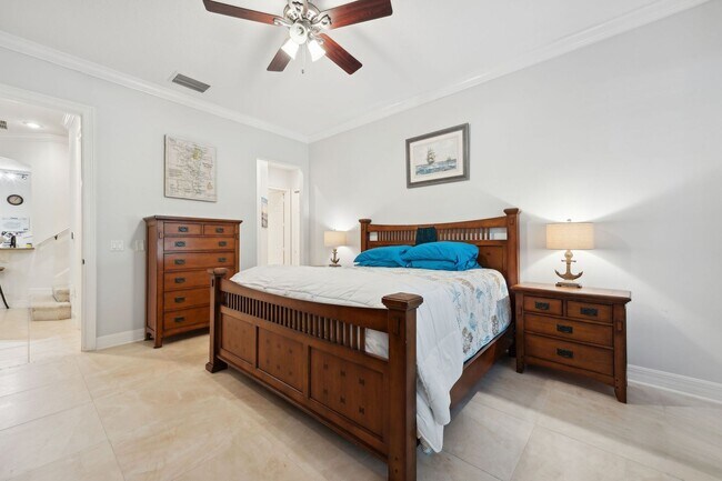 Building Photo - WALK TO THE BEACH!