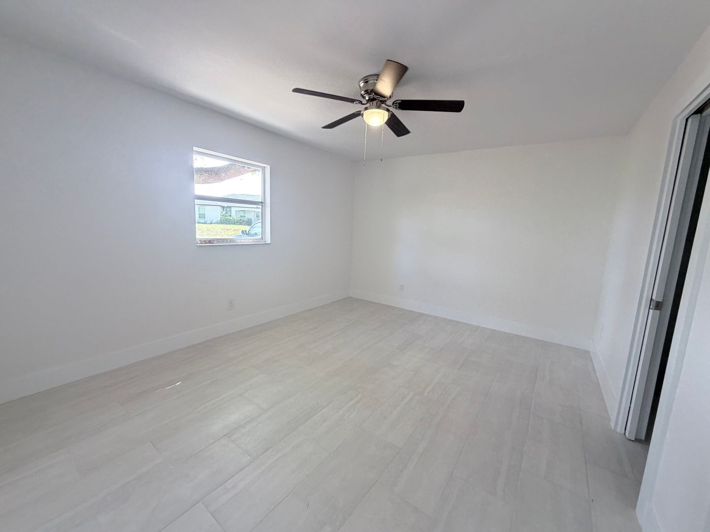 Building Photo - SECTION 8!!! 3/2 pool home with 2 BONUS ROOMS AVAILABLE 09/01/2026