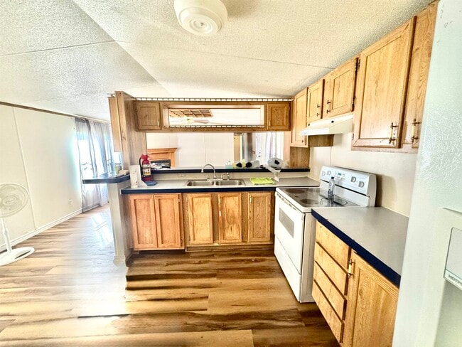 Building Photo - 600 Old Spanish Trail