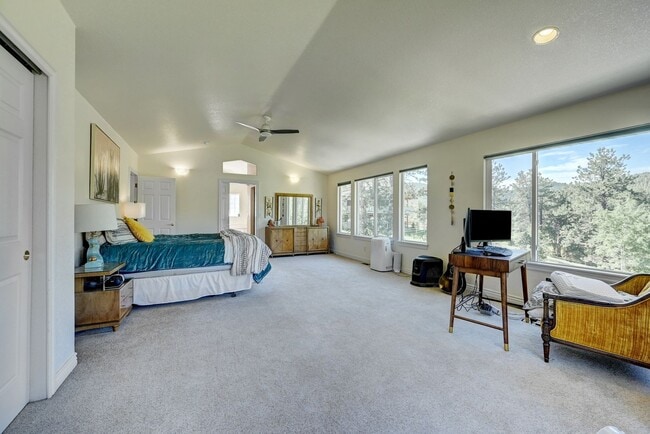 Building Photo - Beautiful Evergreen Home