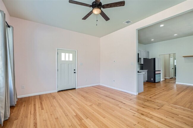 Building Photo - Unique craftsman home!