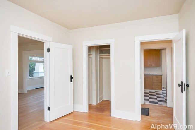 Building Photo - Stunning Main Floor Duplex in the Heart of...