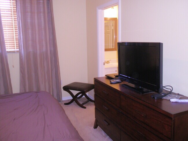 Building Photo - Annual turnkey furnished renovated GATED COMMUNITY**3 BEDROOM TOWNHOUSE