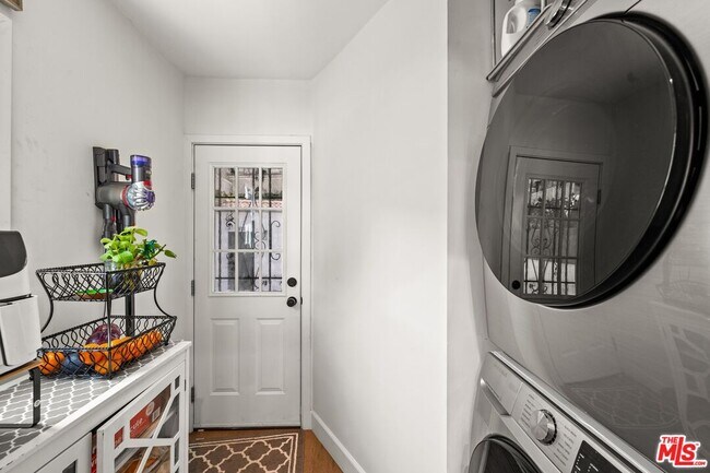 Building Photo - 3871 Roxton Ave