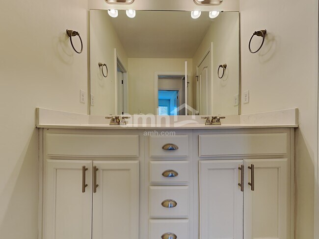 Building Photo - 111 Doral Blue Dr