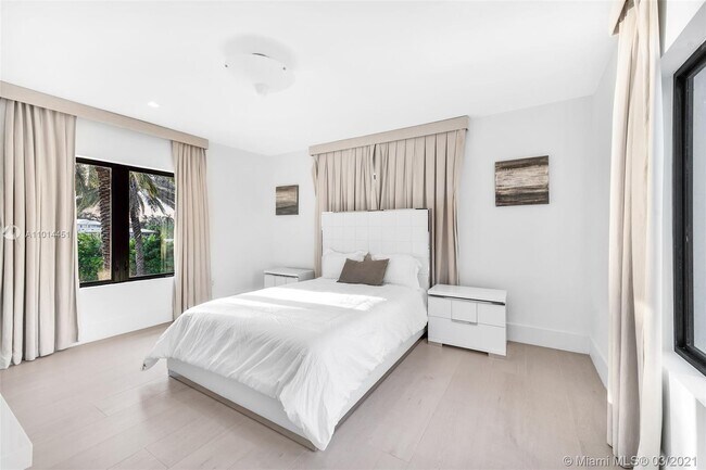 Building Photo - 2700 N Bay Rd