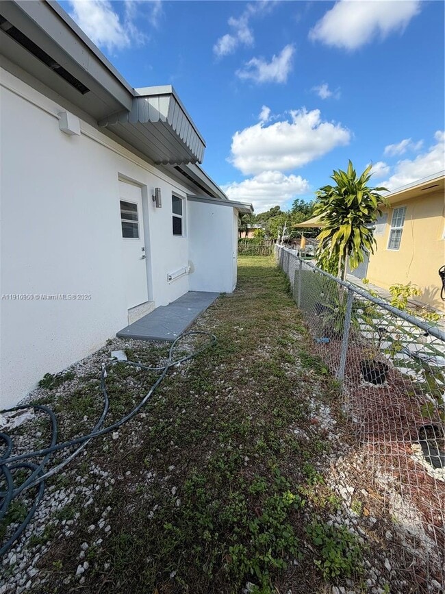 Building Photo - 2784 SW 31st Pl