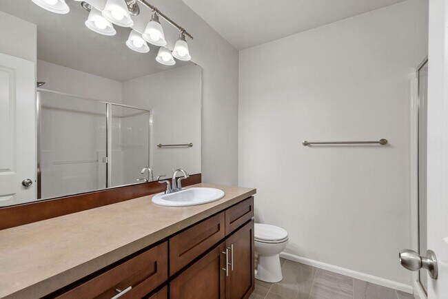 Building Photo - Spaciously Modern Tri Level Townhome for Rent in North Everett