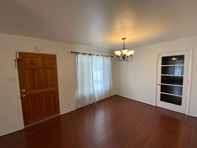 Building Photo - 3 Bedroom Single Story Available Near Coma...