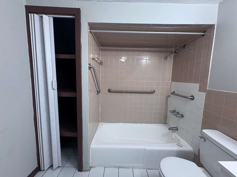 Building Photo - 514 Main St