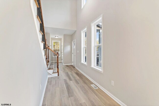 Building Photo - 447 Redwood Ave