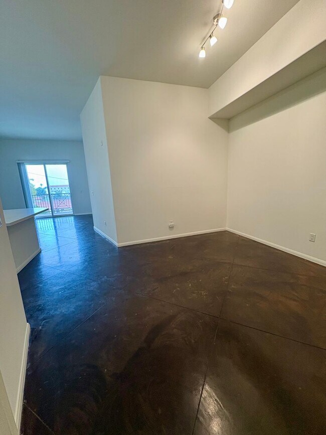 Building Photo - 2 Bedroom Condo in Downtown Ventura with O...