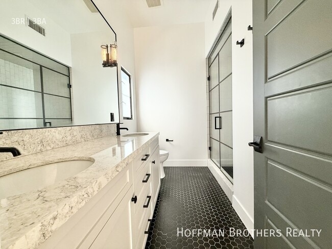 Building Photo - 1249 S Plymouth Blvd