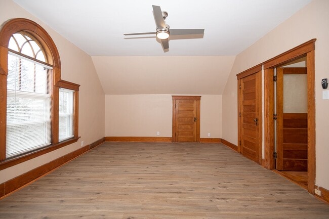 Building Photo - Convenient Location & Updated Amenities!