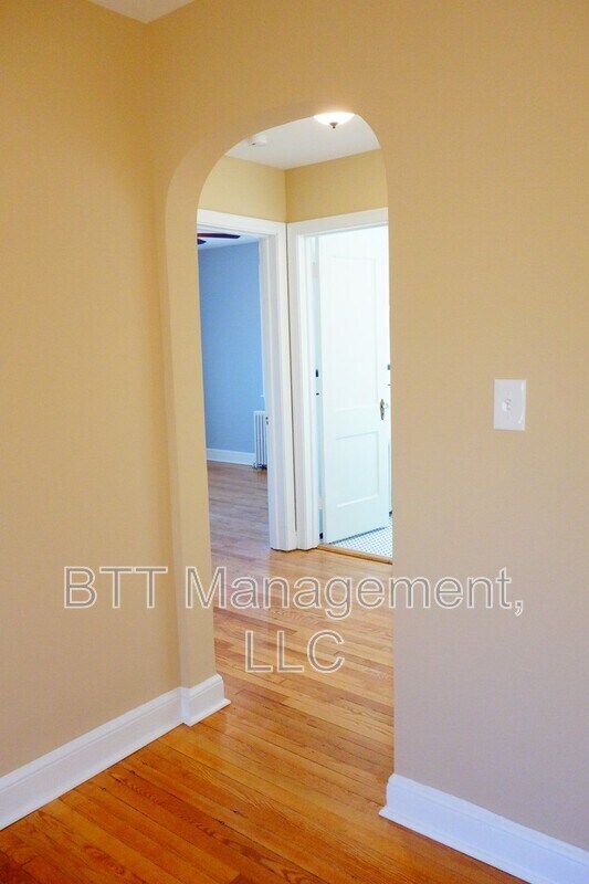 Building Photo - 907 Hudson Ave