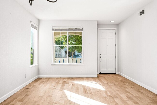Building Photo - Beautiful single 4 Bed, 2.5 Bath Family Home in Quiet Neighborhood!