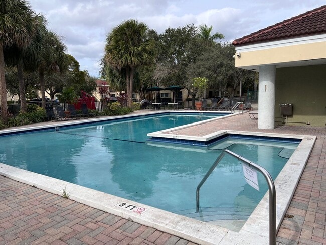 Building Photo - Pretty, updated 1 bed, 1 bath in Fort Lauderdale