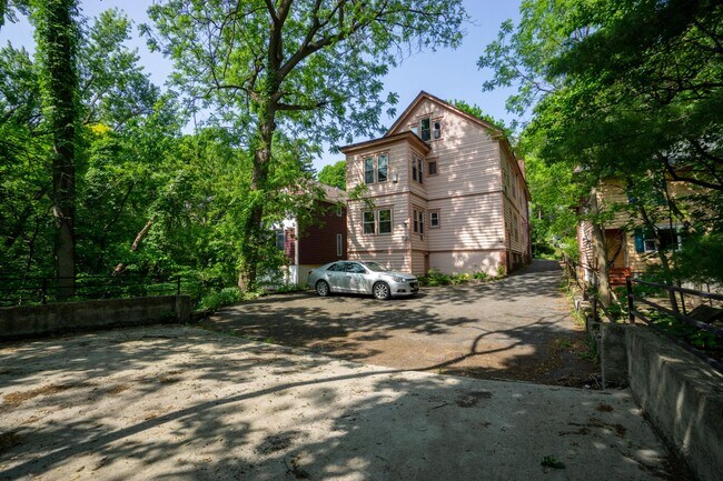 Building Photo - Spacious 4 Bedroom Apartment - 6/1/26