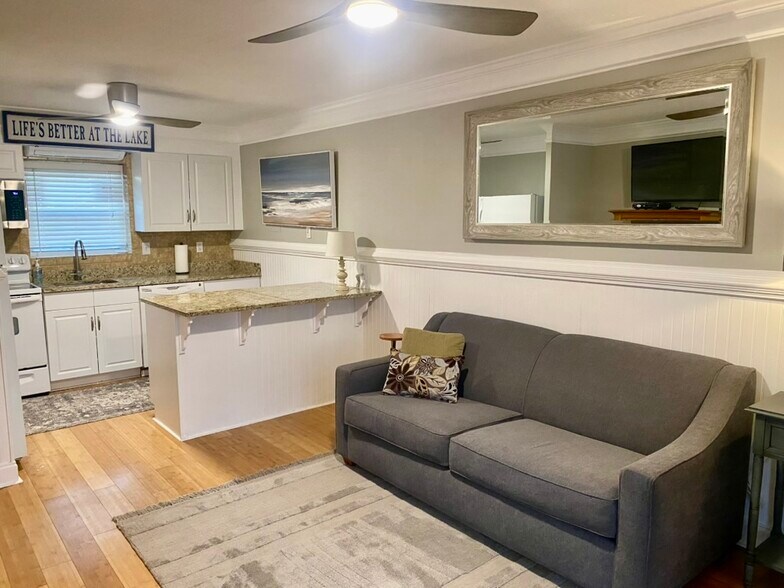 Building Photo - 2109 Pine Tree Dr