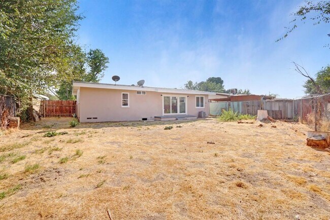 Building Photo - 713 W Ave H-10