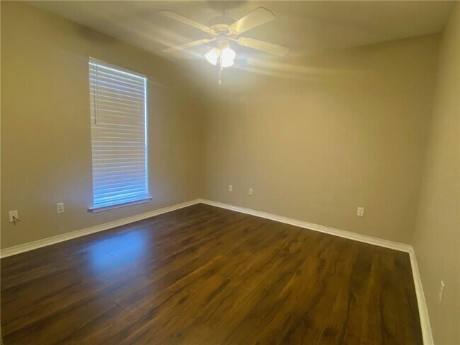 Building Photo - 114 Lazy Creek Dr