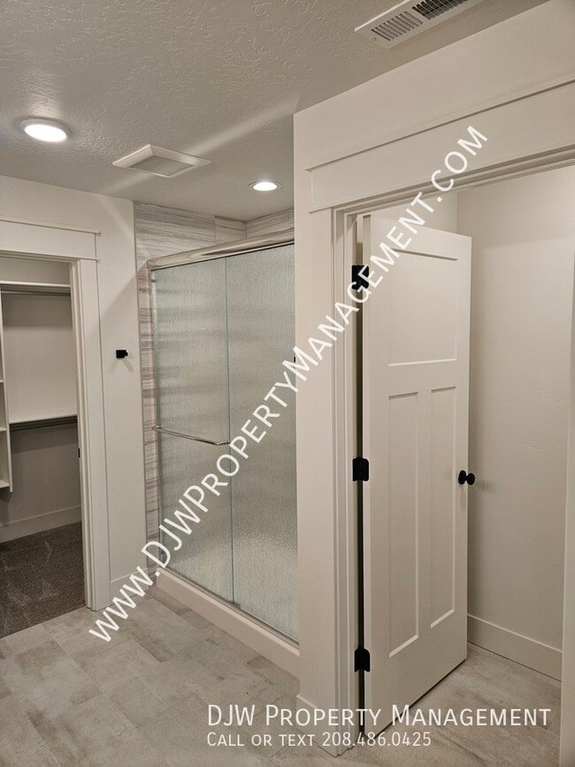 Building Photo - 1334 N Meadowglen Ave